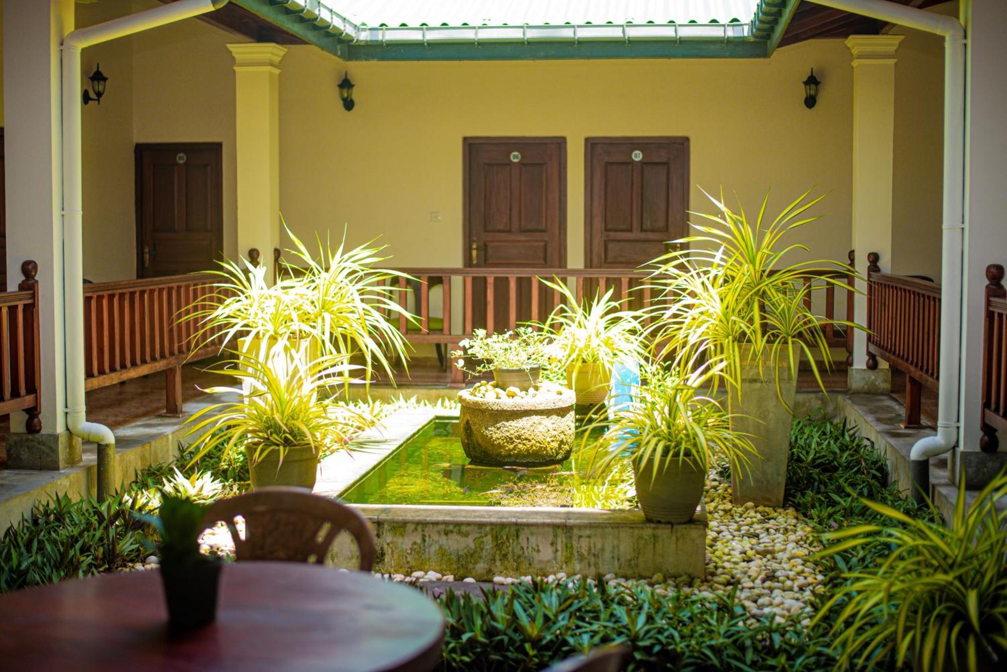 Sundowners Guesthouse Hikkaduwa Exterior photo