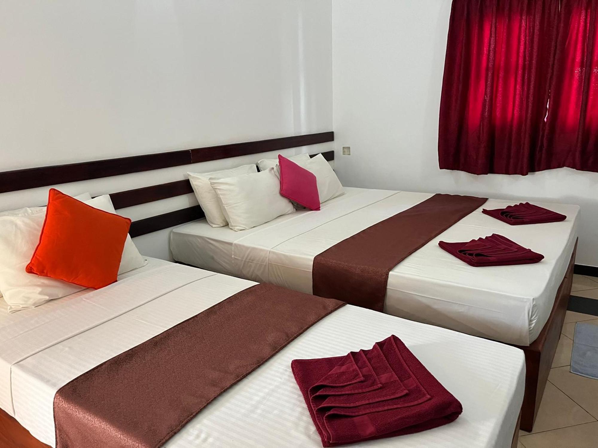 Sundowners Guesthouse Hikkaduwa Room photo